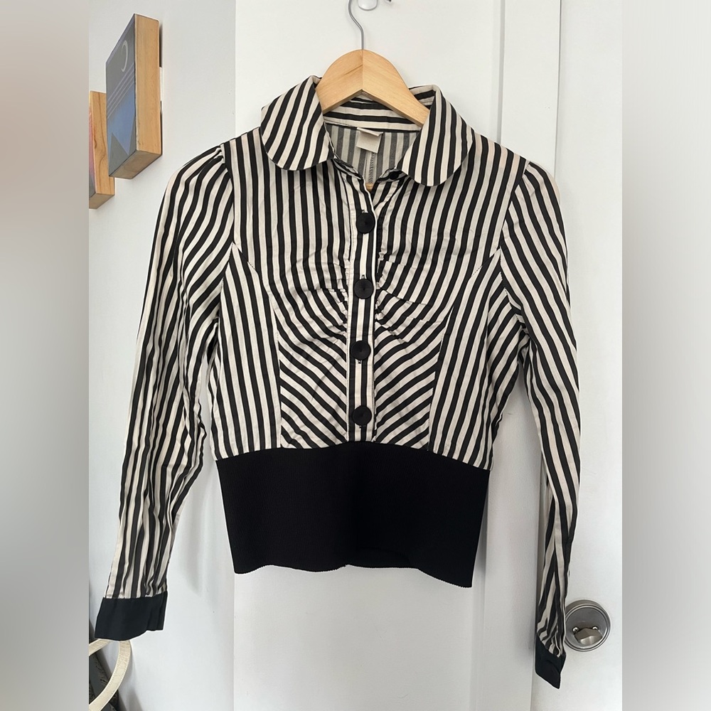 #86 Y2K Naomi black and white striped scrunch button down with black buttons